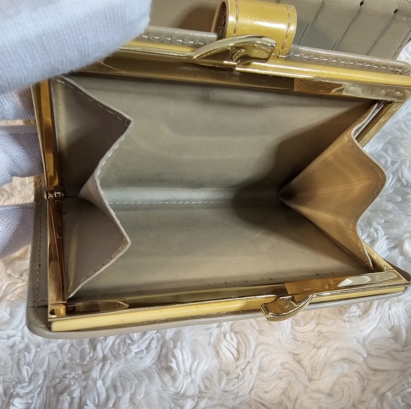 Louis Vuitton Monogrammed Gold Vernis Bifold Wallet Authentic Preloved - Picture 15 of 16